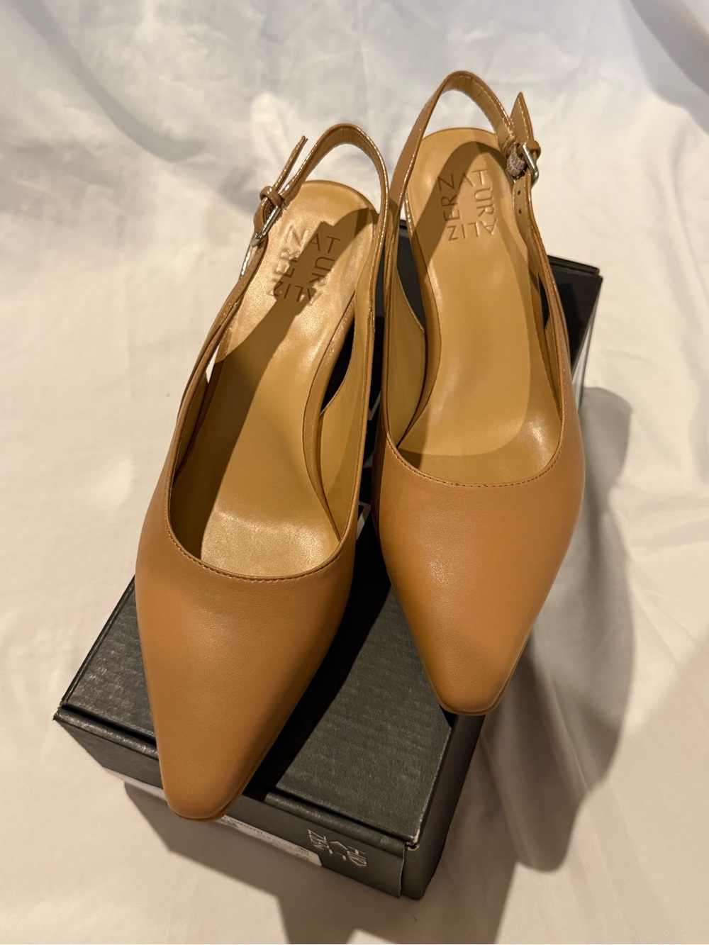 Naturalizer tansy cafe smooth buckle kitten
faux leather heels - Picture 2 of 8